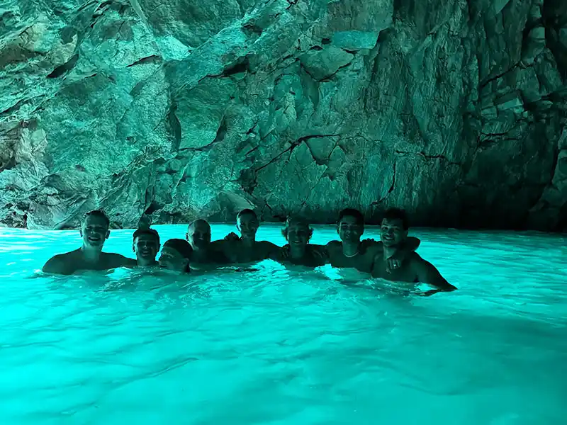 Brillante resplandor azul dentro de la Cueva Azul Secreta en la Bahía de Llovizi, Vlora Albania