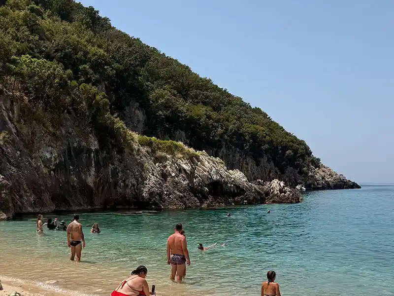 Bahía de Dafina aislada con acantilados verdes y agua turquesa tranquila, accesible solo en barco desde Vlora