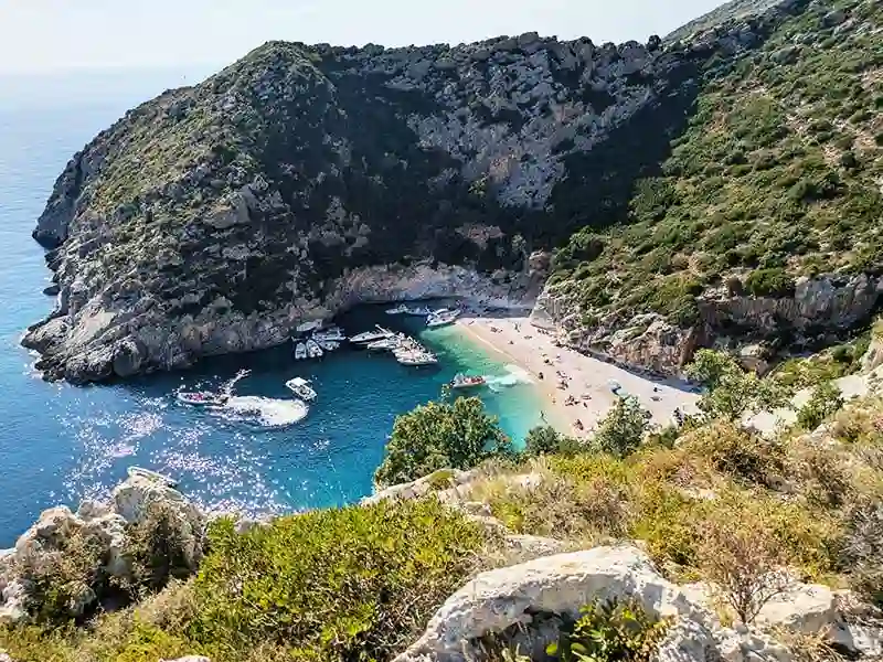 Vista panorámica de la Bahía de Grama desde arriba mostrando playa de guijarros blancos y agua cristalina, Karaburun