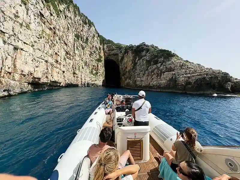 Agua turquesa brillante dentro del arco de la Cueva de Haxhi Ali, Península de Karaburun, Vlora Albania