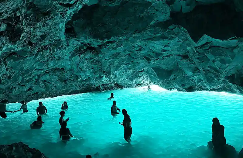 Vista aérea de la Bahía de Grama con agua turquesa cristalina rodeada de impresionantes acantilados de piedra caliza, Península de Karaburun