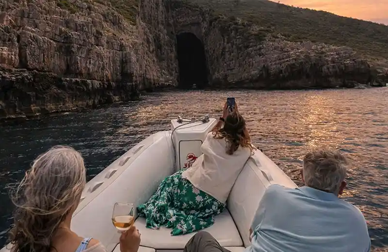 Luz dorada del atardecer sobre el mar Jónico vista desde una lancha rápida acercándose a la Cueva de Haxhi Ali, Vlora