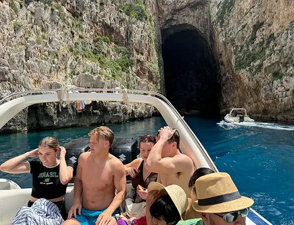 Intérieur de la grotte de Haxhi Ali avec eau turquoise et parois rocheuses calcaires, péninsule de Karaburun Albanie