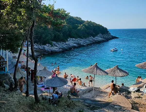 Baie turquoise le long de la côte de la péninsule de Karaburun vue depuis un hors-bord