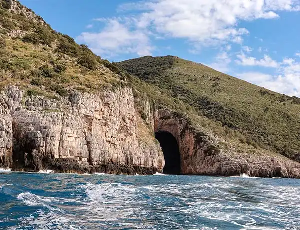 Vista del mar de la Cueva de Haxhi Ali durante la excursión en barco a la Isla de Sazan y Karaburun