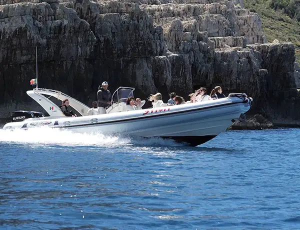 Tour en lancha rápida cerca de los acantilados de la Isla de Sazan durante una excursión en barco desde Vlora, Albania