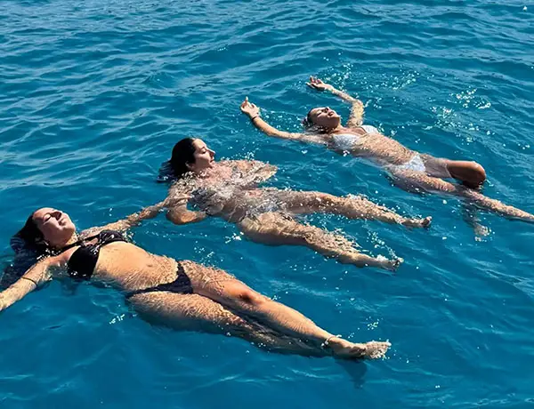 Baño relajante en mar abierto durante una experiencia en lancha rápida desde Vlora