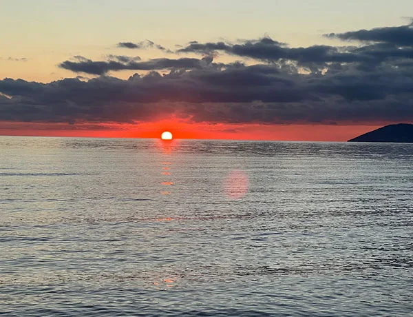 Coucher de soleil sur la mer près de la péninsule de Karaburun lors d'une excursion en soirée depuis Vlora