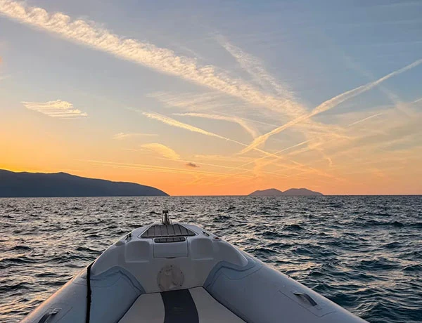 Hors-bord se dirigeant vers le coucher du soleil lors d'une excursion en soirée depuis Vlora le long de la péninsule de Karaburun