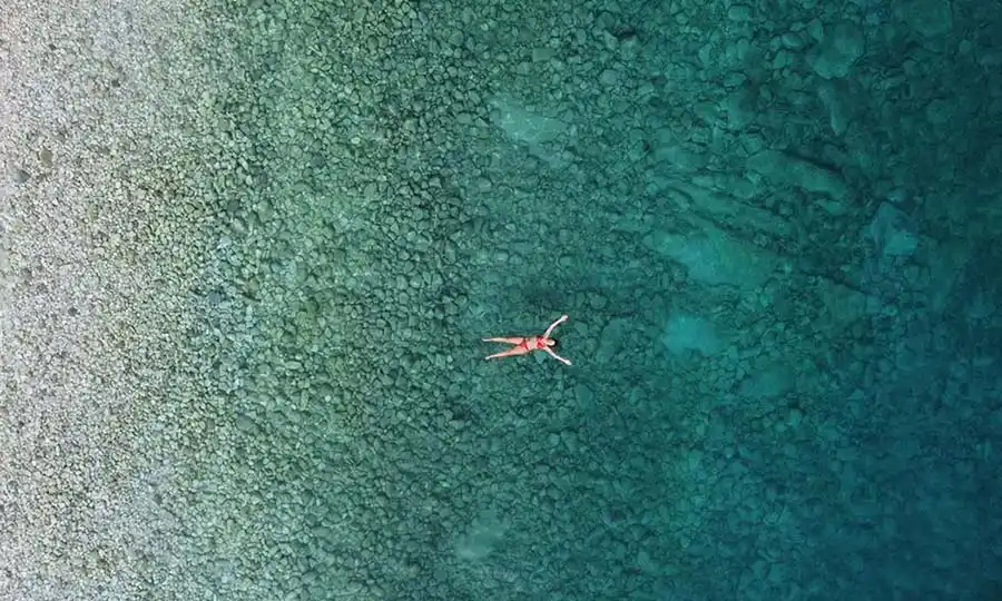Motoscafo che arriva all’Isola di Sazan con acqua turchese cristallina, Valona Albania